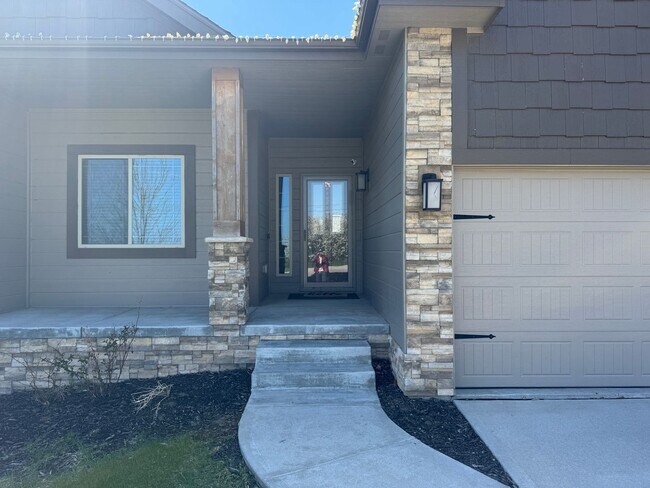 Building Photo - Stunning 4-Bedroom Ranch Home on a Quiet C...