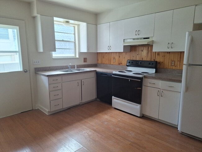 Kitchen - 329 N Columbine St