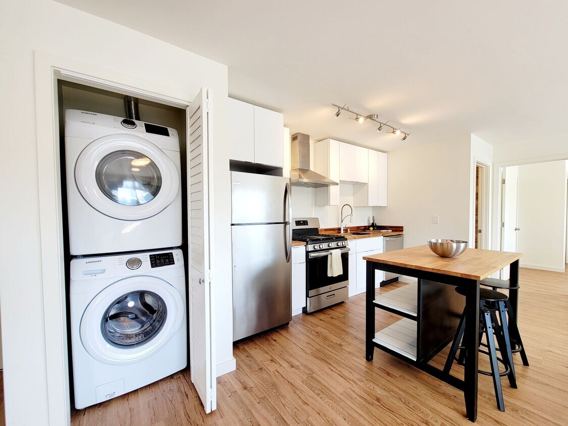 Foto principal - Redwood City: Unfurnished and Remodeled 2 Bed 2 Bath w/ Laundry In Unit, AC Mini-Split, & Parking...