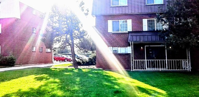 Building Photo - 205 Marble St