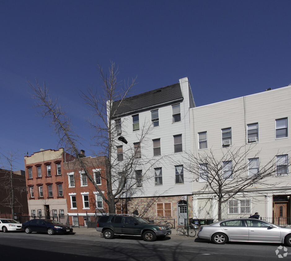 Primary Photo - 181-183 Montrose Ave