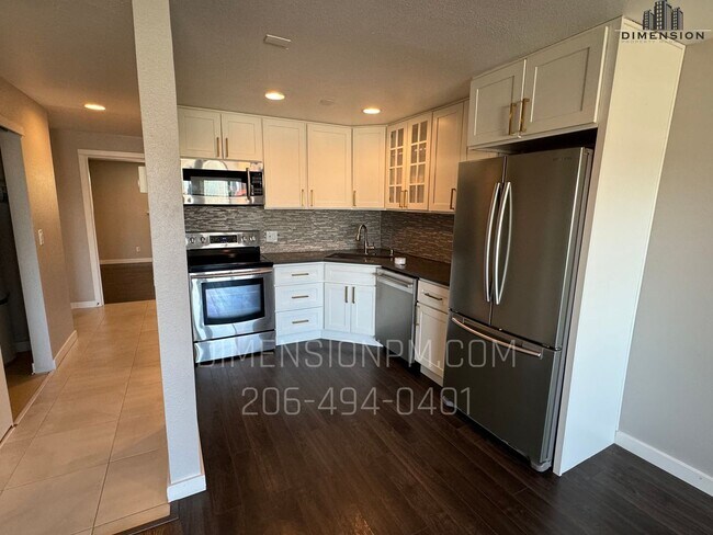 Building Photo - 1 Bedroom Condo with View in the heart of Bellvue!