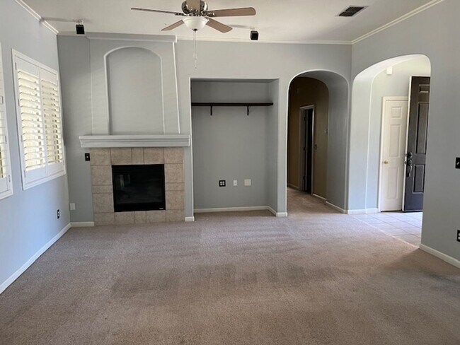 Foto del edificio - Desirable 3 bedroom 2 bath Home in Roseville