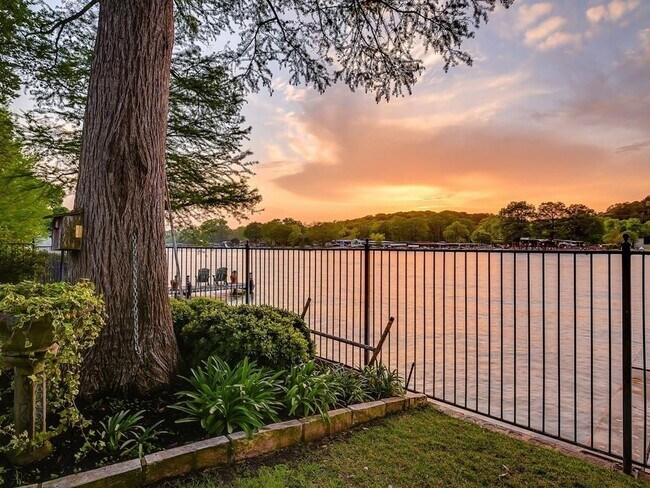 Foto del edificio - 2904 Rivercrest Dr