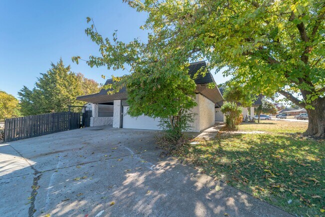 Foto del edificio - Opportunity Knocking with this HUGE home available for Rent to Own or Lease!