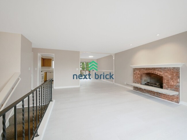 Building Photo - 6 Bed and 3 Bath Single Family Home Available Now!