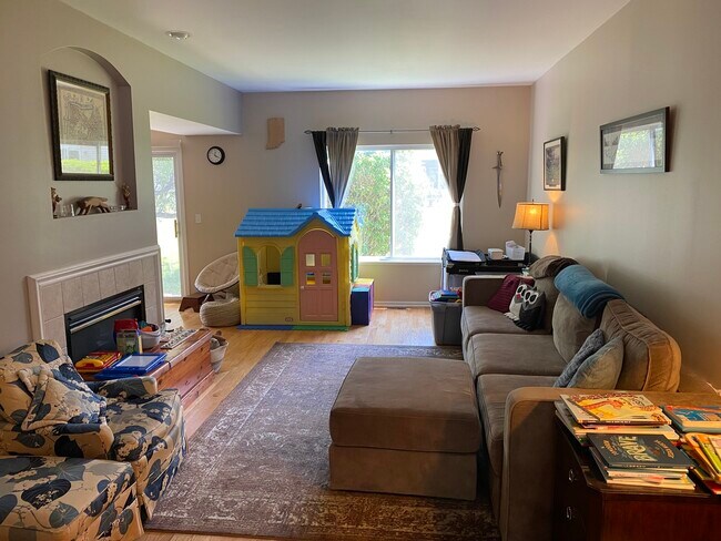 Foto del edificio - 2221 Stoughton Dr