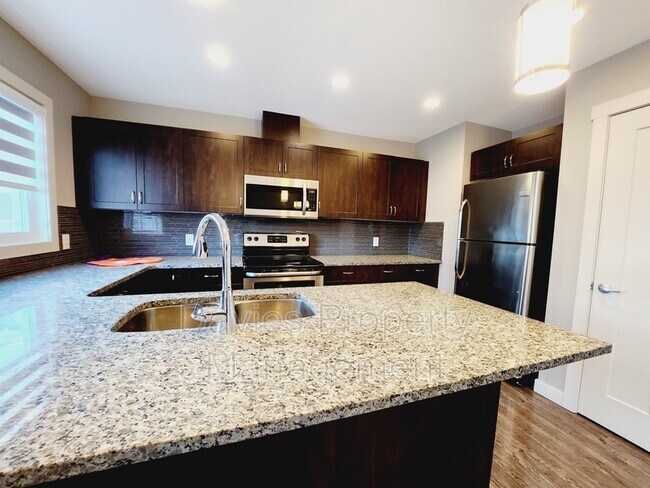 Building Photo - 140 Youville Dr E Northwest
