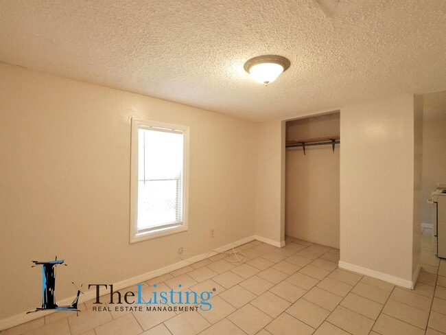 Building Photo - 1005 Pine Ave