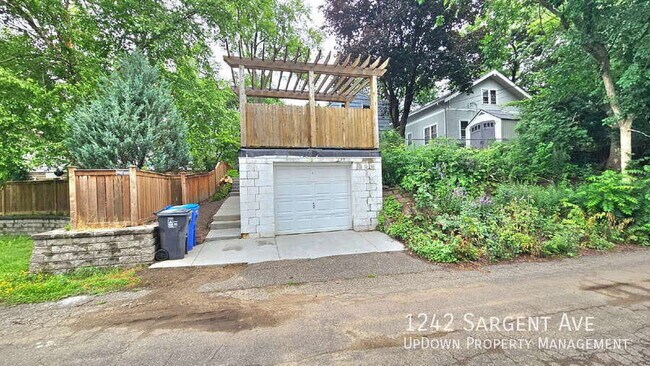 Foto del edificio - 1242 Sargent Ave