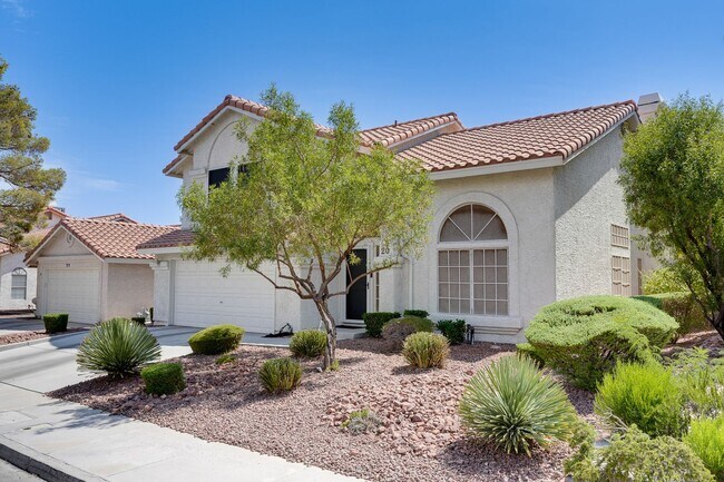 Building Photo - Cozy 3-Bed Home with Pool & Fireplace in P...