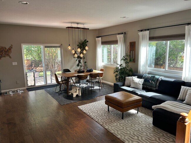 Foto del edificio - Incredible 4-bedroom Family Home with Fine Finishes and Private Spaces