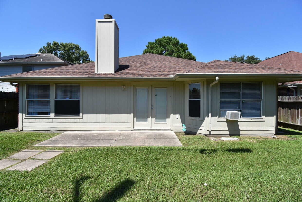 Building Photo - 14915 Willow Hearth Dr