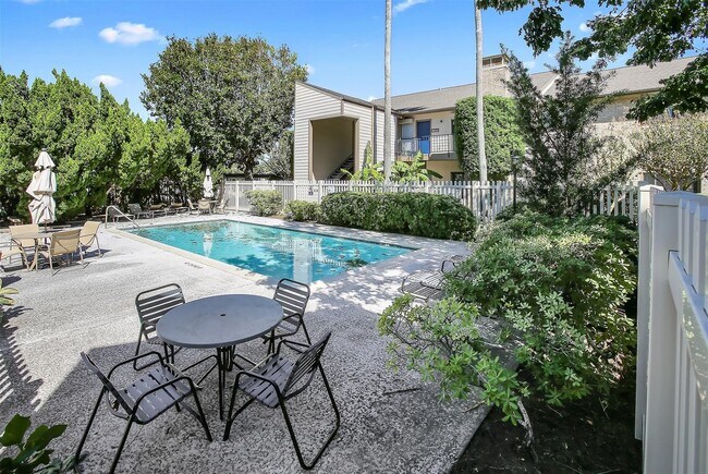Foto del edificio - 7134 N Holiday Dr