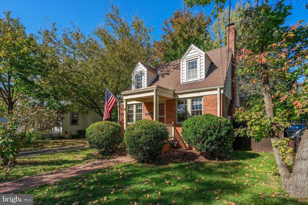 Foto principal - 108 E Spring St