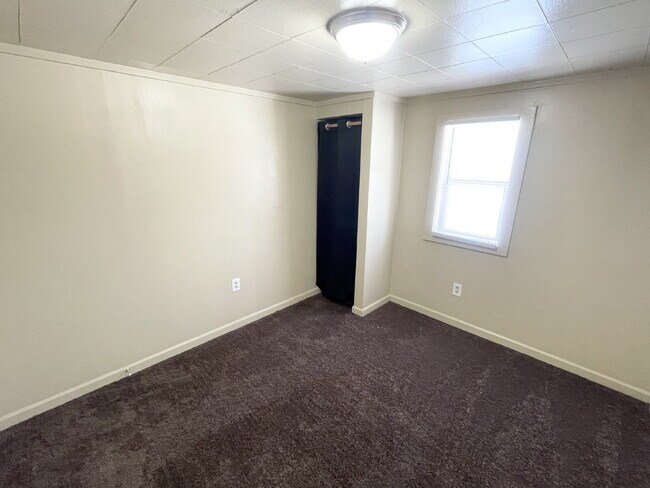 Building Photo - 3 Bedroom conveniently located near the thriving Twin Aire neighborhood