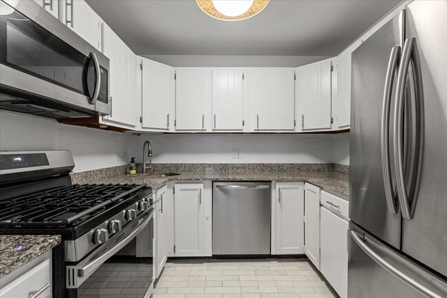 Building Photo - 559 W Surf St
