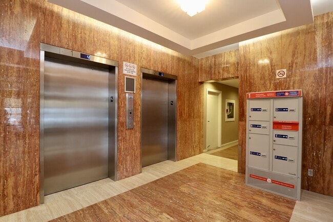 Building Photo - 475 Laurier Ave W