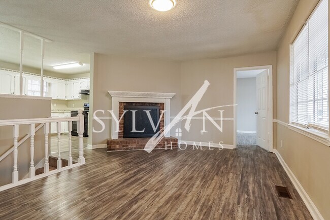 Building Photo - Come and live the good life in this 3-bedroom