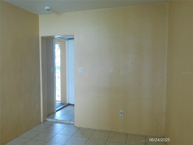 Foto del edificio - 1111 Cypress Gardens Blvd