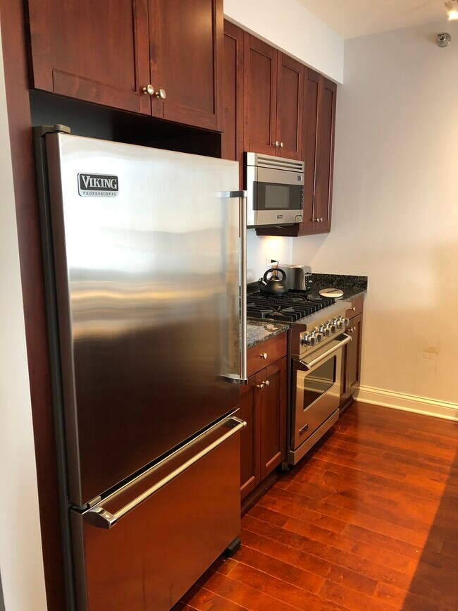 Kitchen - 2 W Delaware Pl