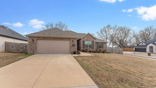 Foto del edificio - "Charming 4-Bed Oasis with 2 Full Baths in Prime Fayetteville Location – 1800 Sq Ft of Comfort!"