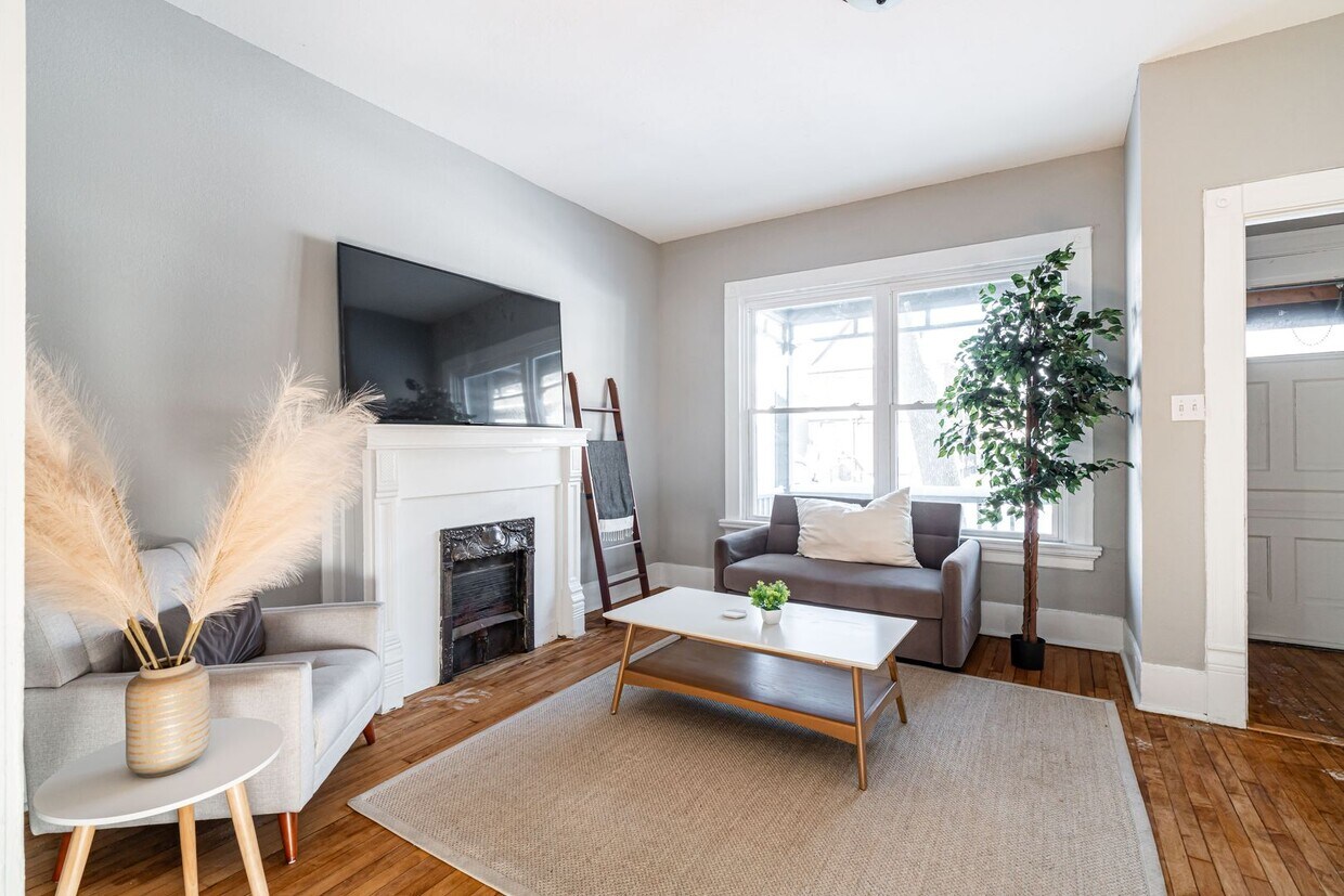 Foto principal - Rare Kenwood townhome, Across from Campus