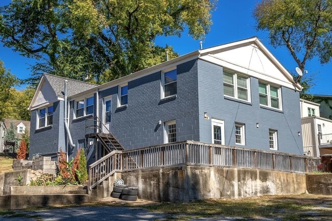 Building Photo - 1010 Carolyn Ave