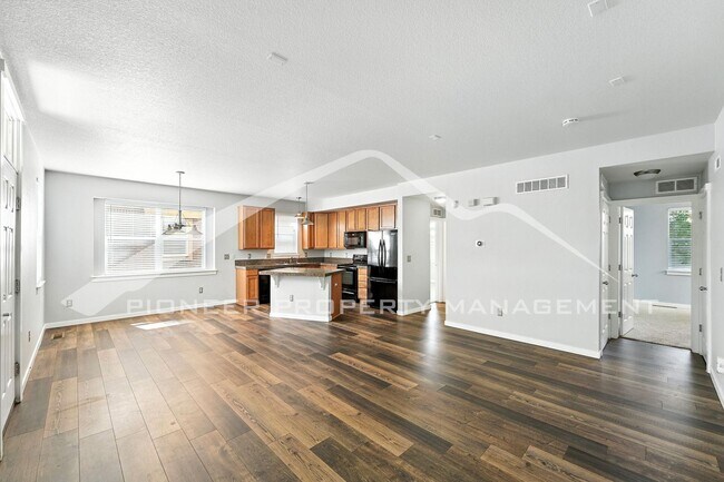 Building Photo - Cozy Townhome with Central AC and Washer/D...