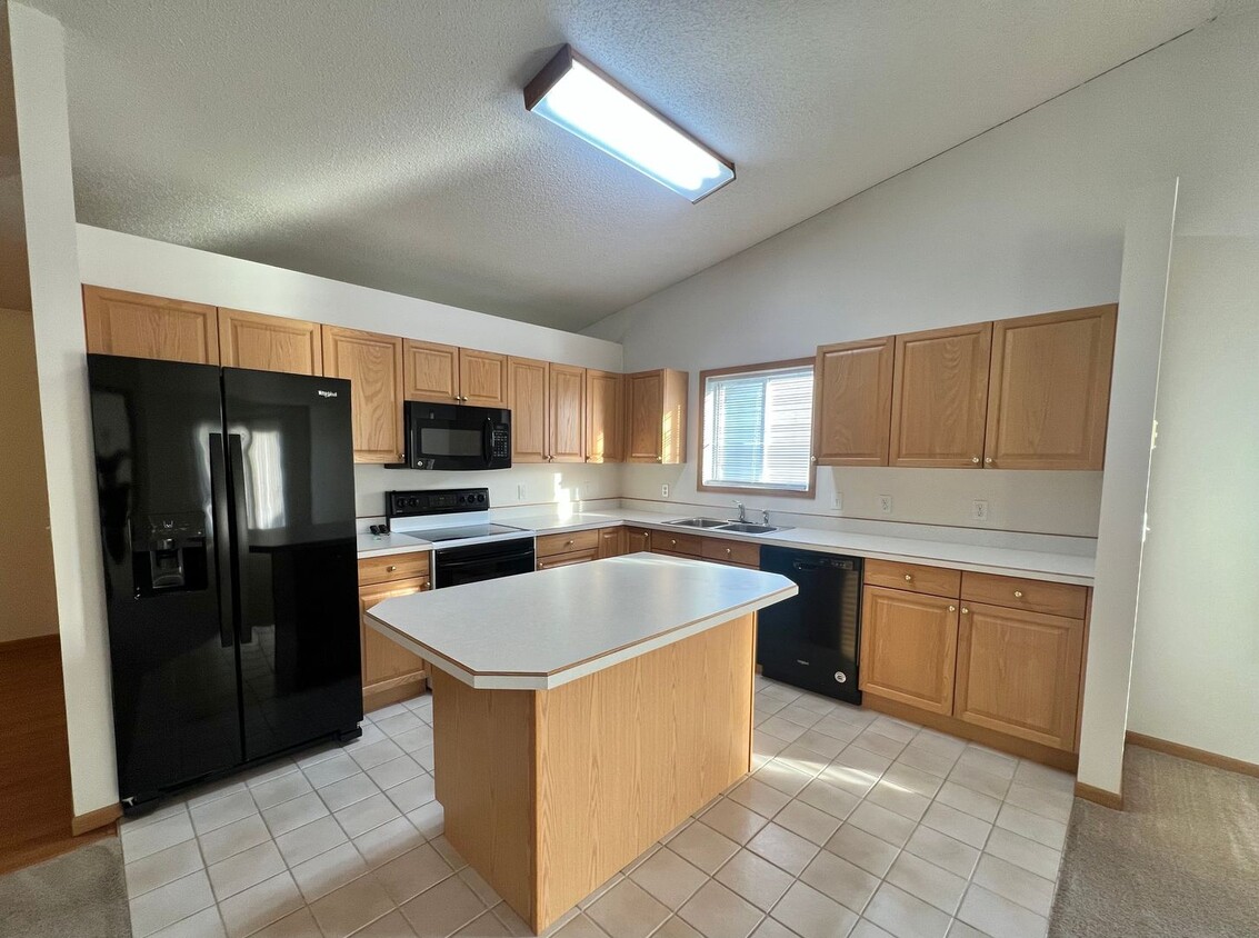 Primary Photo - Spacious 3 Bed, 2 Bath Twinhome in South F...