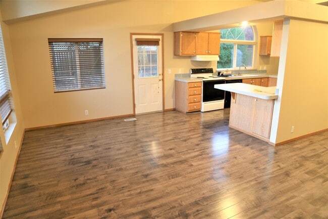 Building Photo - 3 Bed 2 Bath Home Some Utilities Included