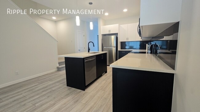 Building Photo - Modern 5 Beds, 3 Baths Duplex | No Pets Al...