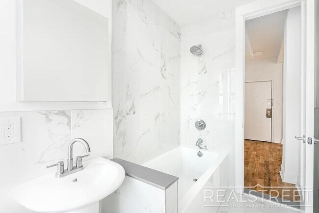 Foto del edificio - Spacious 1 BED in Bushwick