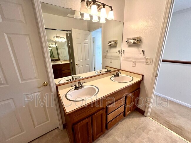Building Photo - 417 Westcliffe Pl