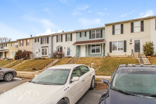 Building Photo - Come view this charming 3BR 2BA townhome