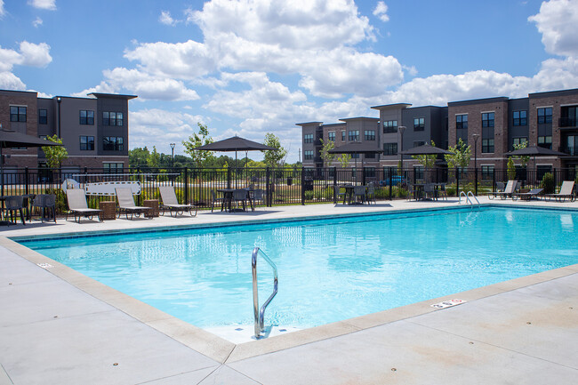 Piscina | Apartamentos en Cincinnati, OH | Pisos Libertad - Liberty Flats