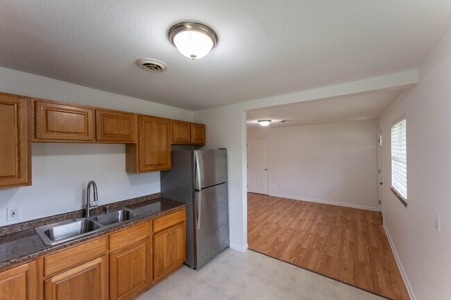 Foto del edificio - 2182 Lakeview Rd