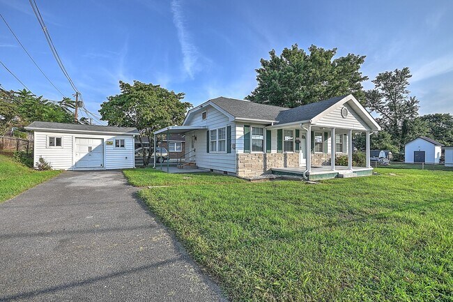 Foto del edificio - 2 bedroom / 1 bath home with fenced yard  ...