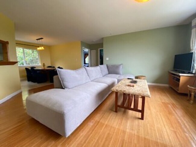 Building Photo - Fully Furnished Turn-Key 3 bd, 2 ba Ocean ...