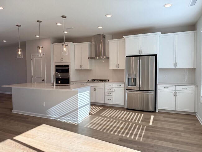 Foto del edificio - AMAZING Residence, Near Educational Facilities, With Wonderful Amenities!