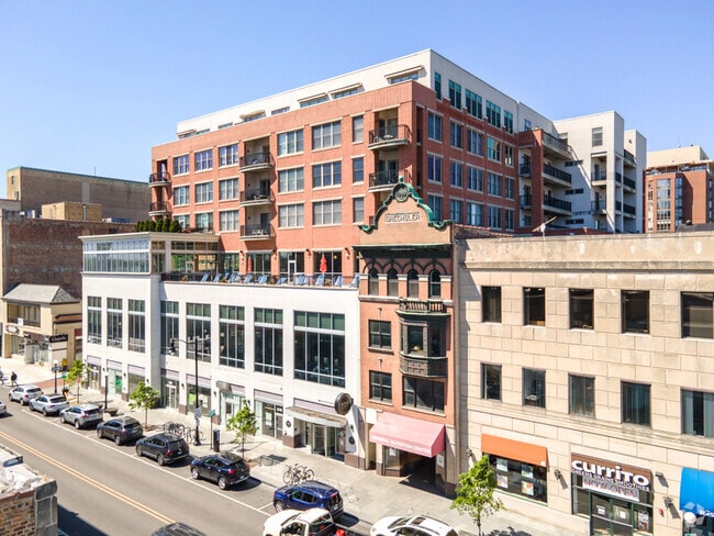 Convenient Street Parking - 1114-1126 Lake St