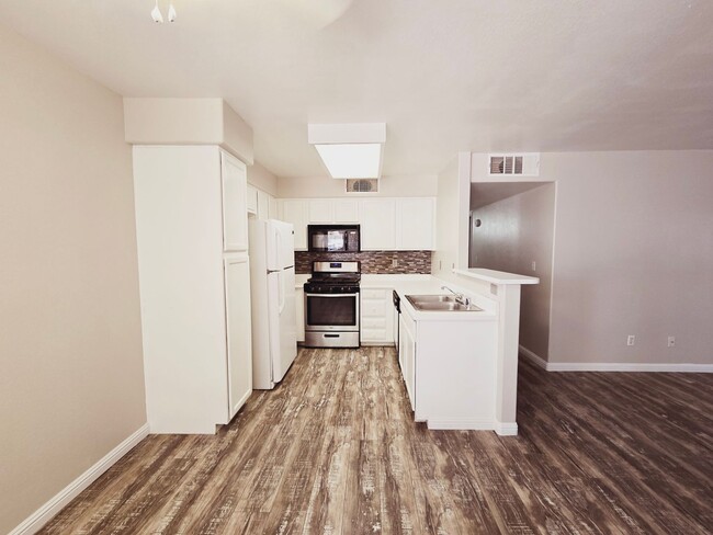 Building Photo - 2BD/2BA TOWNHOME IN GATED COMMUNITY - NEAR...