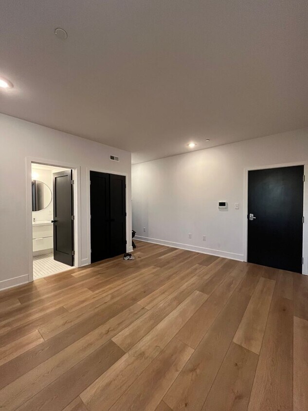Primary Photo - Modern One Bedroom in Port Richmond! MOVE ...