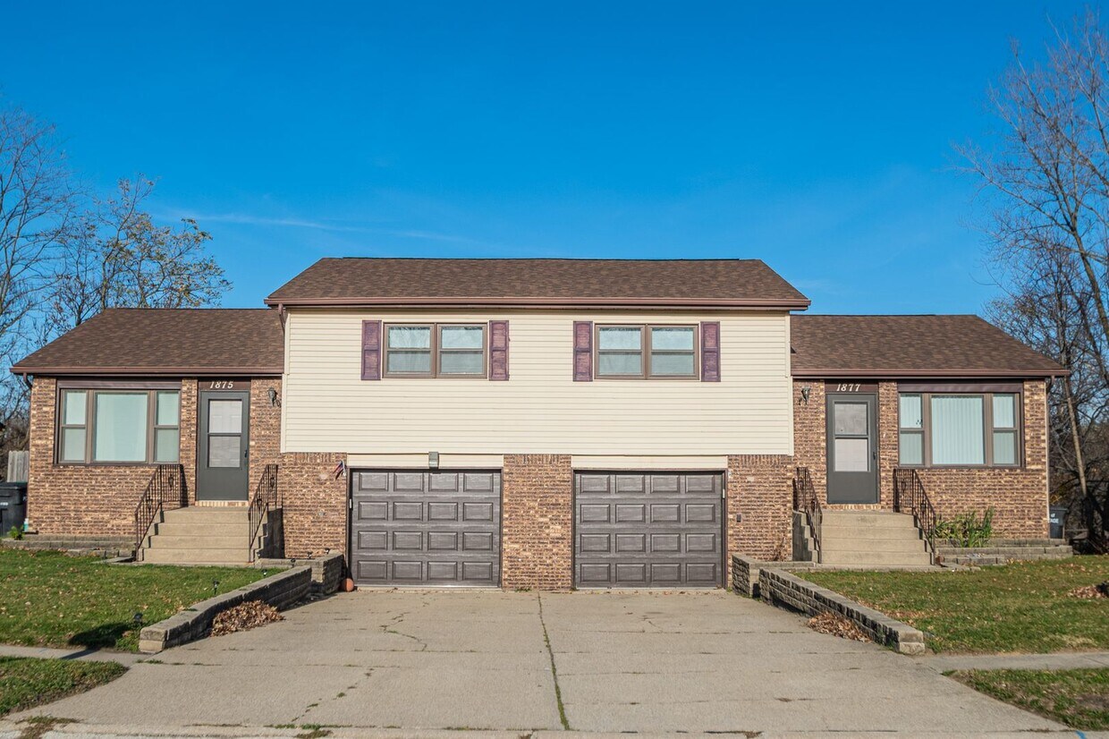 Primary Photo - 2 bed 1 bath Duplex with basement in Portage