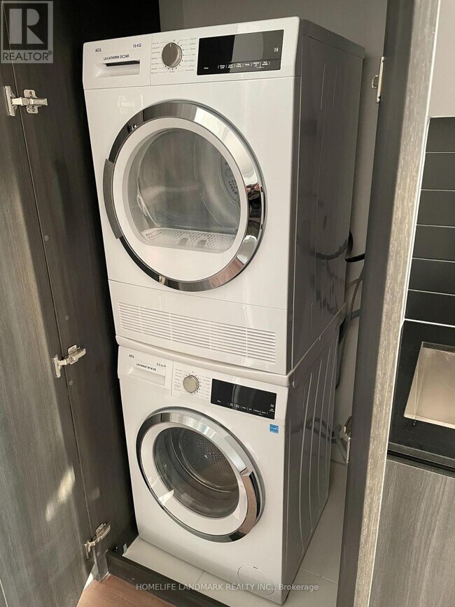 Photo du bâtiment - 5858 Yonge St