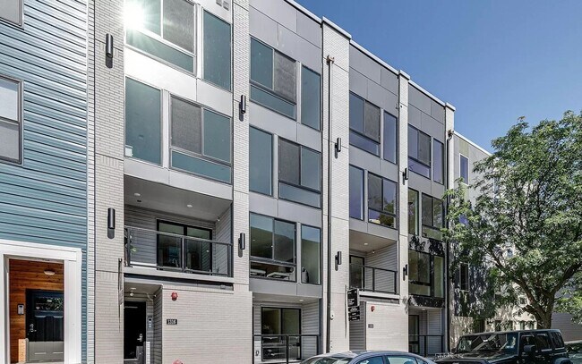 Foto del edificio - Luxurious 2-Bedroom Apartment Located in L...