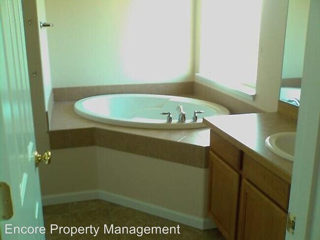 Building Photo - 4150-4152 SW Reindeer Ave