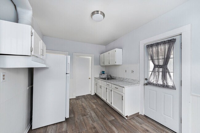 Building Photo - 558 Fremont #2 -- Newly renovated Two-Bedroom