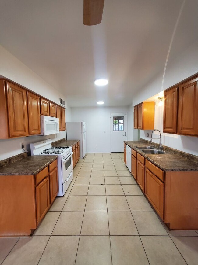 Building Photo - 3 Bedroom single level home- garage - fire...