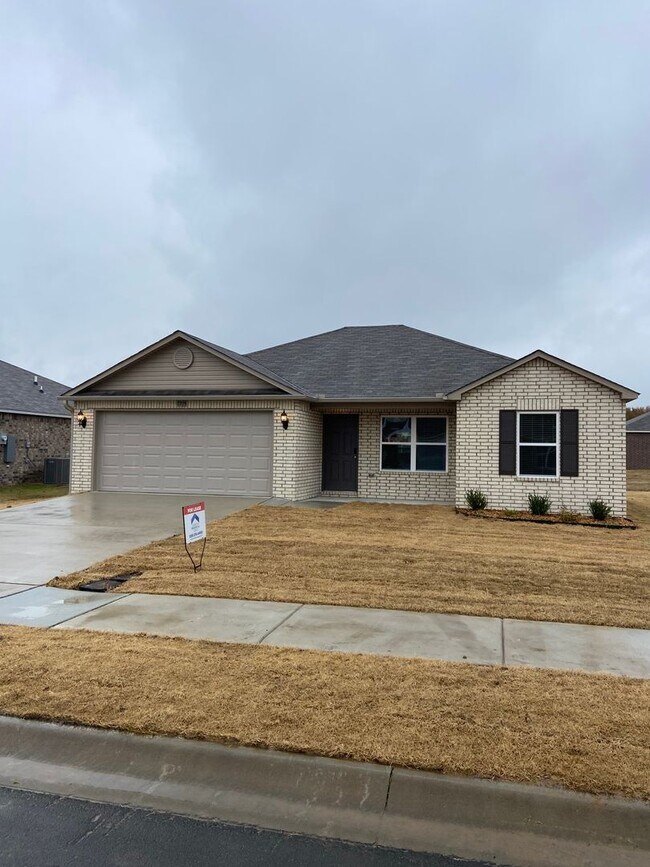 Foto del edificio - *Pre-Leasing* Three Bedroom | Two Bath Hom...